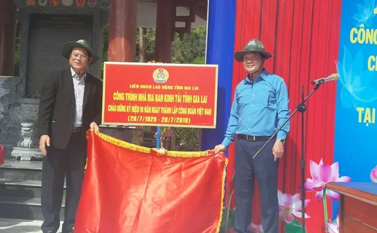 Gắn biển công trình Nhà Bia Ban Kinh tài tỉnh Gia Lai chào mừng 90 năm Công đoàn Việt Nam