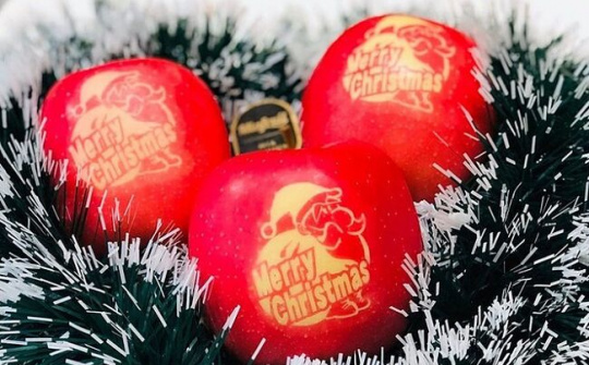 Gần nửa triệu đồng một trái táo in hình ông già Noel dịp Giáng Sinh
