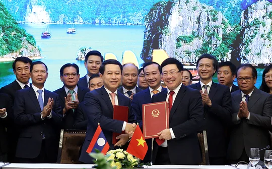 Việt Nam ký hợp tác về ngoại giao kinh tế cùng Lào