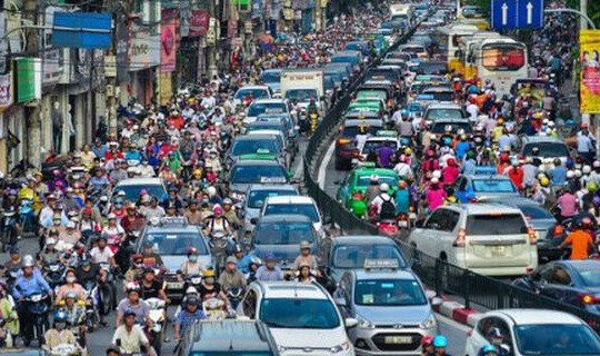 Hà Nội cấm ô tô tải vào nội đô giờ cao điểm khi chất lượng không khí ở mức 'kém'