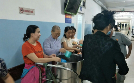 Sư Cô Thích Nữ Huệ Thắng - Làm từ thiện góp phần cho xã hội tốt đẹp hơn