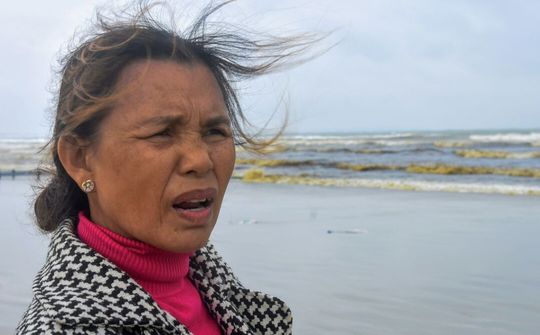 Nước biển gần Nhà máy thép Hòa Phát - Dung Quất đổi màu khiến người dân vô cùng lo lắng