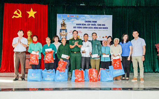 Khám bệnh, cấp thuốc, tặng quà cho bà con huyện Hớn Quản, tỉnh Bình Phước