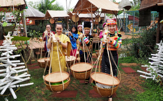 Phiên chợ đông Quán Nhà tôi – Những mảnh ghép đầy sắc màu