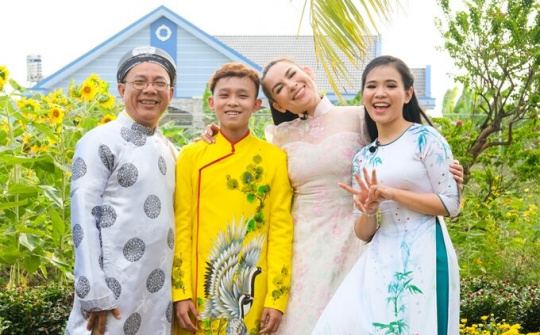 Phi Nhung cùng Trung Dân về miền Tây hái dừa, đi cầu khỉ