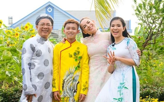Phi Nhung cùng Trung Dân về miền Tây hái dừa, đi cầu khỉ