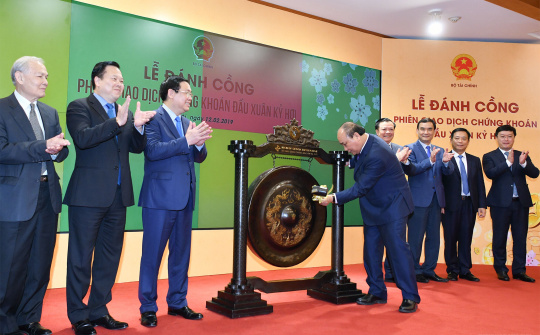 Đánh cồng phiên giao dịch đầu xuân, Thủ tướng nhắn nhủ thay đổi tư duy chứng khoán