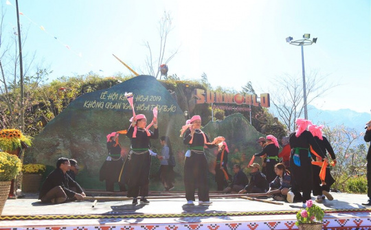 Du khách đổ về Fansipan ngắm băng giá, trẩy Hội xuân mở cổng trời và chiêm bái xá lợi Phật