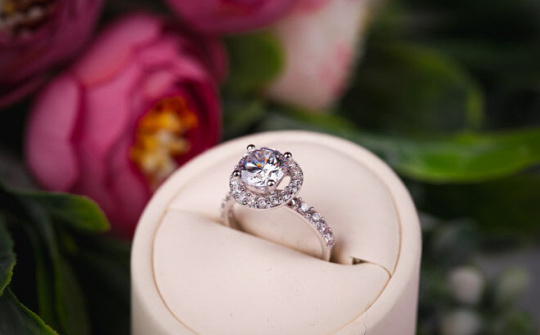 Bó hoa kèm kim cương giá 90 triệu đồng ngày Valentine