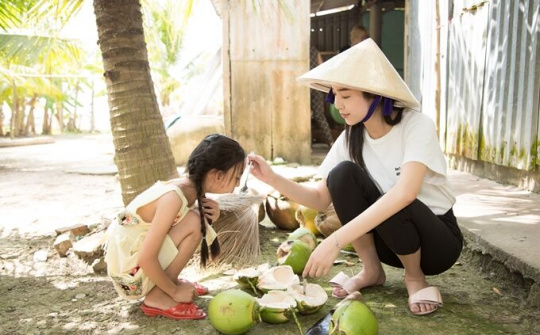 Á hậu Thúy An đi chợ nấu ăn cho bé gái hở hàm ếch