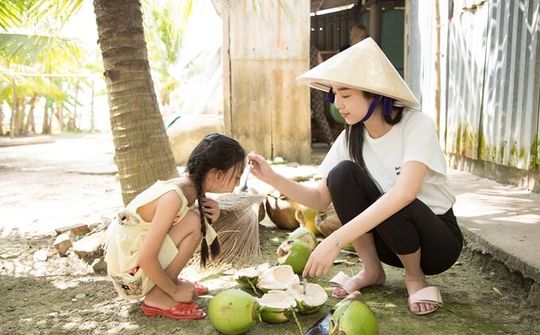 Á hậu Thúy An đi chợ nấu ăn cho bé gái hở hàm ếch