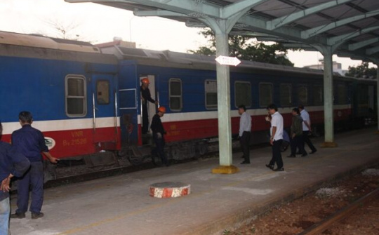 Tàu khách trật bánh, đường sắt Bắc - Nam tê liệt nhiều giờ đồng hồ