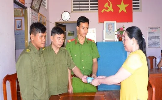 Thượng sĩ công an nhặt được 10 triệu đồng trả lại người bị mất