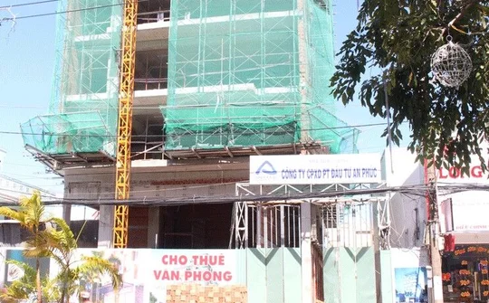 9 công nhân rơi tại công trình cao tầng ở Bến Tre
