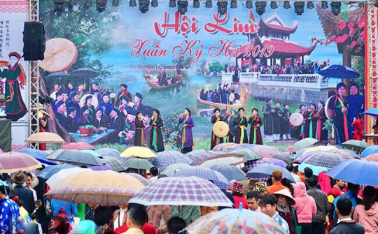 Bắc Ninh: Hàng ngàn du khách đội mưa trẩy hội Lim