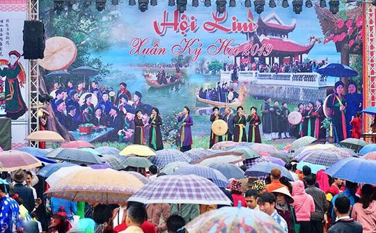 Bắc Ninh: Hàng ngàn du khách đội mưa trẩy hội Lim