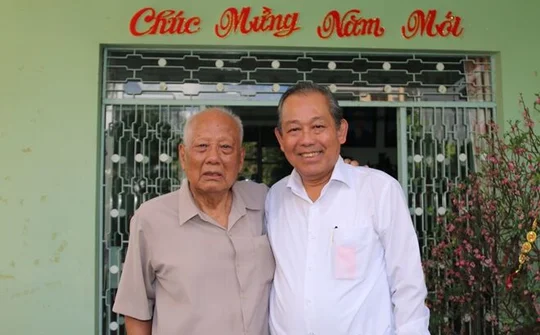 Phó Thủ tướng Trương Hòa Bình thăm nguyên lãnh đạo Đảng, Nhà nước tại Cần Thơ