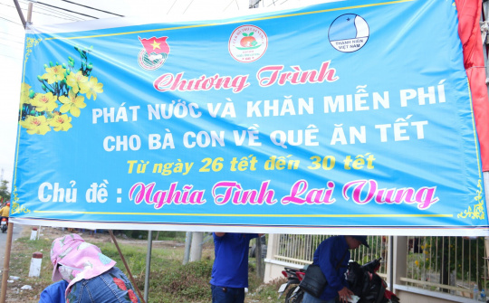 CSGT Lai Vung- Đồng Tháp phát nước, khăn lạnh  miễn phí cho người dân