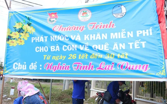 CSGT Lai Vung- Đồng Tháp phát nước, khăn lạnh  miễn phí cho người dân