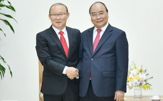 Thủ tướng tiếp huấn luyện viên Park Hang-seo