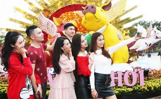 Lễ hội hoa xuân bên vịnh Hạ Long hút khách tham quan