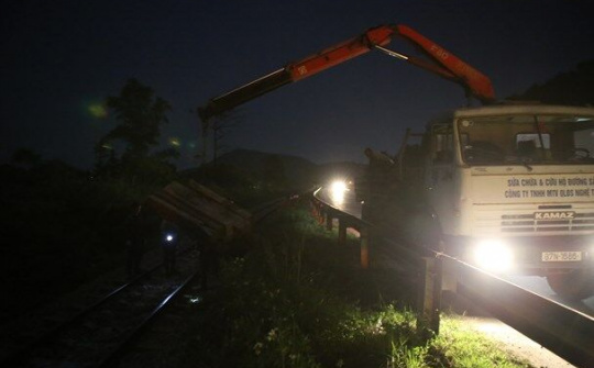 Tàu chở hàng trật bánh, đường sắt Bắc - Nam tê liệt nhiều giờ