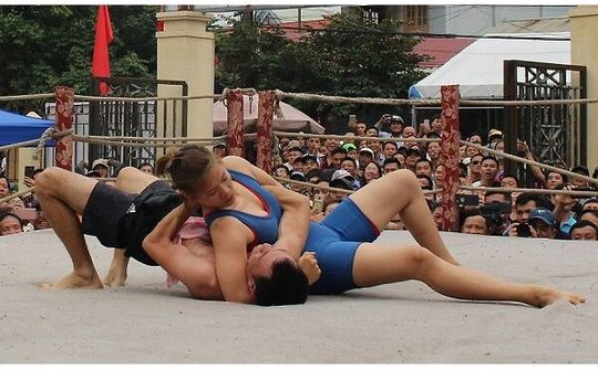 Hàng nghìn người dân, du khách tới xem hội vật đôi nam nữ độc đáo tại Hải Phòng