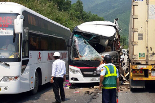 Xe khách đấu đầu xe container, 11 du khách Hàn Quốc nhập viện
