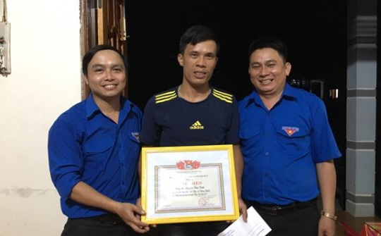 Khen tặng hai thanh niên dũng cảm cứu người đuối nước