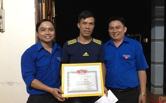 Khen tặng hai thanh niên dũng cảm cứu người đuối nước