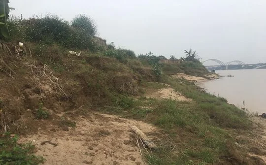 Sạt lở nghiêm trọng do nạn hút cát trái phép