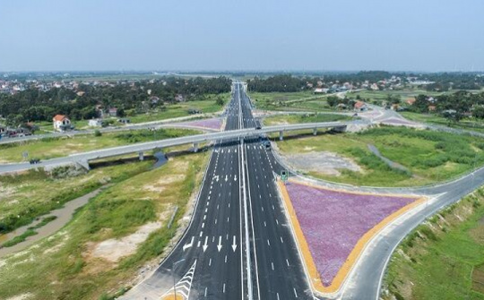 Ô tô liên tiếp bị ném đá trên cao tốc Hạ Long – Hải Phòng