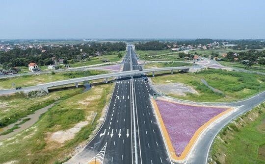 Ô tô liên tiếp bị ném đá trên cao tốc Hạ Long – Hải Phòng