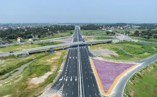 Ô tô liên tiếp bị ném đá trên cao tốc Hạ Long – Hải Phòng