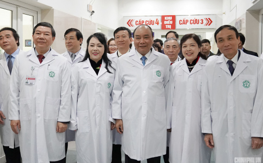 Thủ tướng: Cần tôn vinh những 'anh hùng thầm lặng' của ngành y