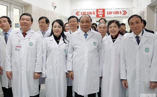 Thủ tướng: Cần tôn vinh những 'anh hùng thầm lặng' của ngành y