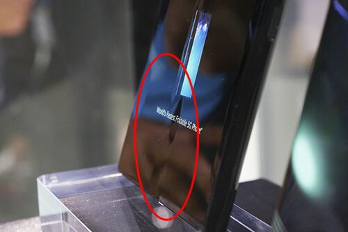 Mua smartphone gập trong năm 2019 có thể là 'sai lầm lớn'