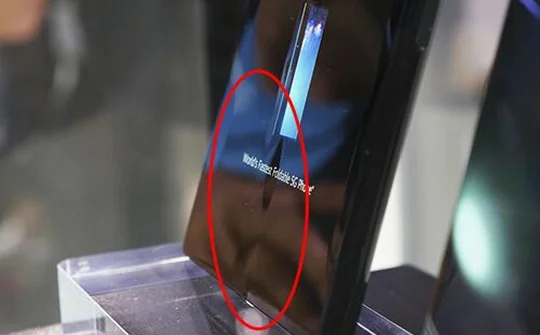 Mua smartphone gập trong năm 2019 có thể là 'sai lầm lớn'