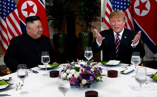 Tổng thống Trump, Chủ tịch Kim gặp gỡ, dùng bữa tối chung tại Hà Nội