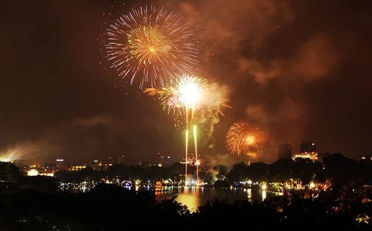 Pháo hoa rực sáng bầu trời, đón chào năm mới Kỷ Hợi 2019