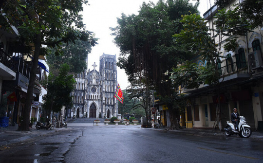 Hà Nội, Sài Gòn khác lạ mùng một Tết