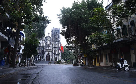 Hà Nội, Sài Gòn khác lạ mùng một Tết