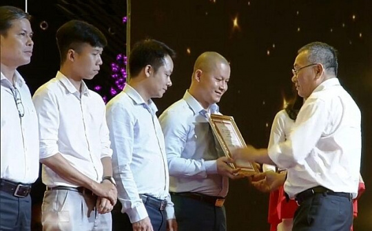 Nhấp chén trà xuân ngẫm 'nghề cầm bút'