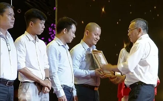 Nhấp chén trà xuân ngẫm 'nghề cầm bút'