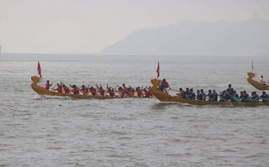 Hải Phòng: Đua thuyền rồng trên biển Đồ Sơn