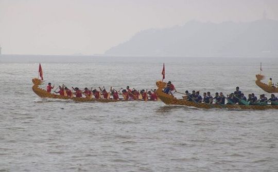 Hải Phòng: Đua thuyền rồng trên biển Đồ Sơn