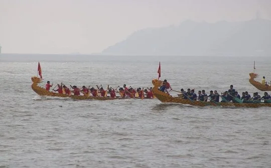 Hải Phòng: Đua thuyền rồng trên biển Đồ Sơn