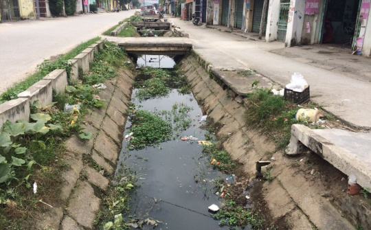 Cận cảnh kênh mương ô nhiễm ngay tại khu phố dân cư ở TP.Thanh Hoá