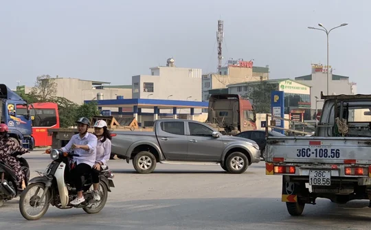 Nỗi lo khi tham gia giao thông đưa con đến trường