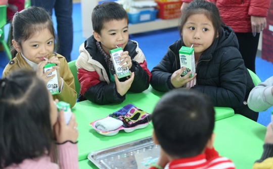 Chương trình Sữa học đường tại Hà Nội: Nhiều phụ huynh muốn mỗi con được thêm 2-3 suất nữa